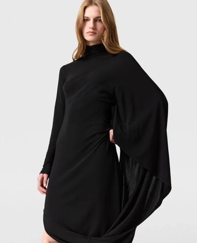 Asymmetrisk cape-midiklänning