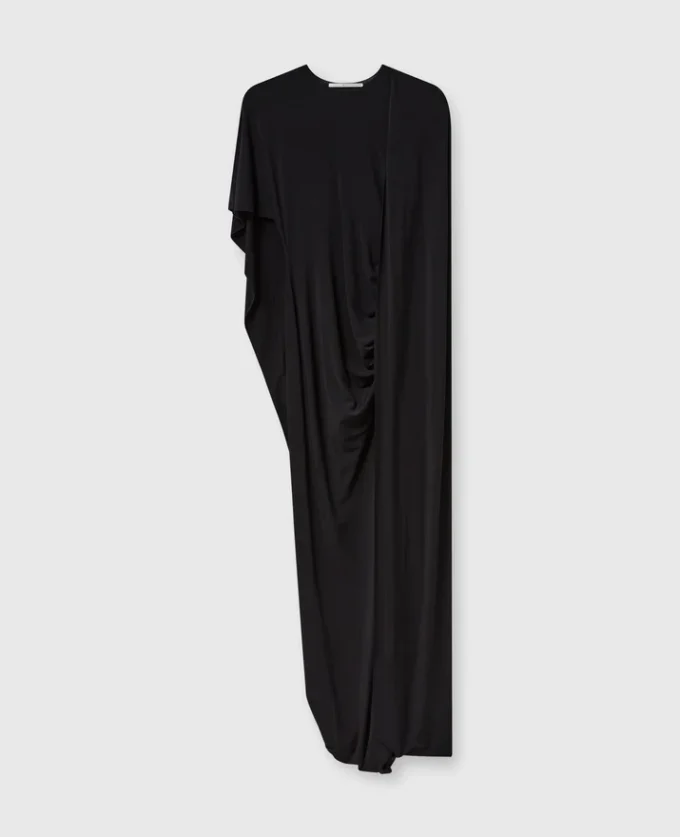 Asymmetrisk maxiklänning med cape Asymmetrisk maxiklänning med cape