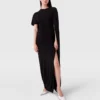 Asymmetrisk maxiklänning med cape Asymmetrisk maxiklänning med cape