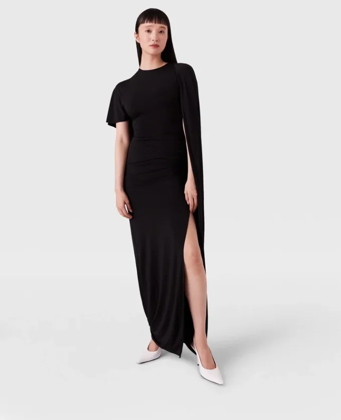 Asymmetrisk maxiklänning med cape Asymmetrisk maxiklänning med cape