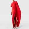 Asymmetrisk maxiklänning med cape Asymmetrisk maxiklänning med cape