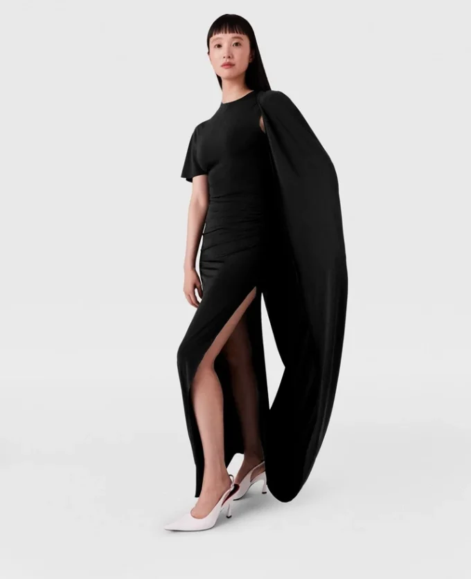 Asymmetrisk maxiklänning med cape Asymmetrisk maxiklänning med cape