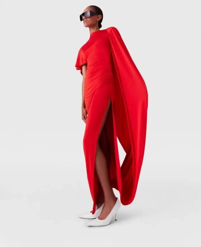 Asymmetrisk maxiklänning med cape Asymmetrisk maxiklänning med cape