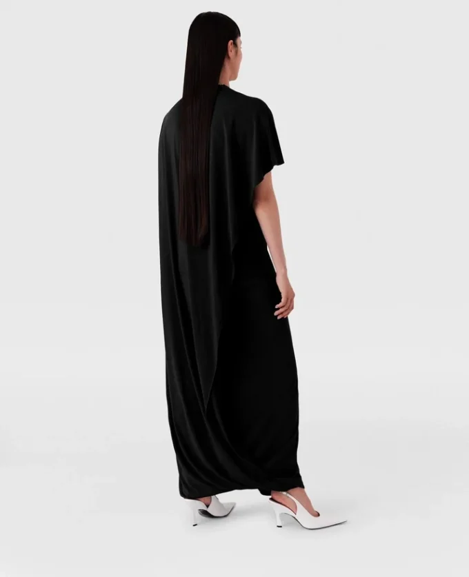 Asymmetrisk maxiklänning med cape Asymmetrisk maxiklänning med cape