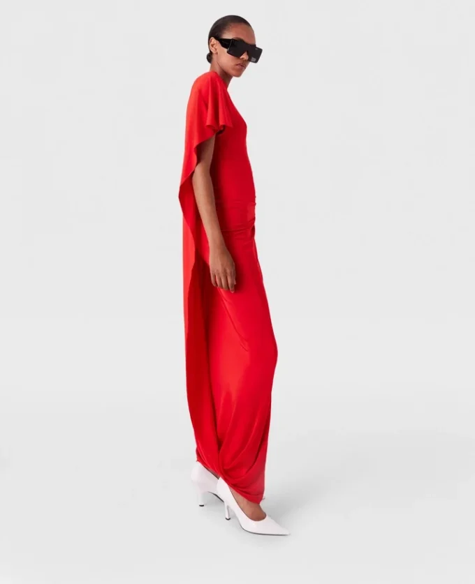 Asymmetrisk maxiklänning med cape Asymmetrisk maxiklänning med cape