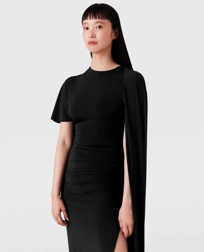Asymmetrisk maxiklänning med cape Asymmetrisk maxiklänning med cape