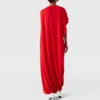 Asymmetrisk maxiklänning med cape Asymmetrisk maxiklänning med cape