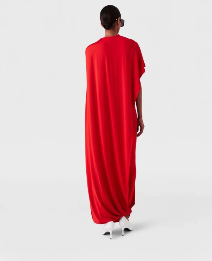 Asymmetrisk maxiklänning med cape Asymmetrisk maxiklänning med cape