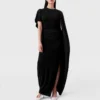 Asymmetrisk maxiklänning med cape Asymmetrisk maxiklänning med cape