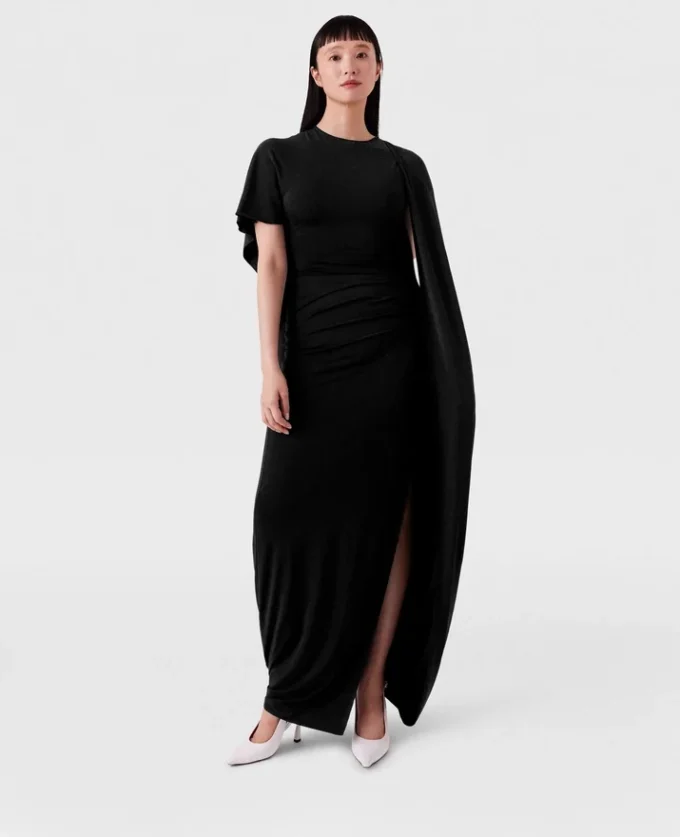 Asymmetrisk maxiklänning med cape Asymmetrisk maxiklänning med cape