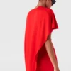 Asymmetrisk maxiklänning med cape Asymmetrisk maxiklänning med cape