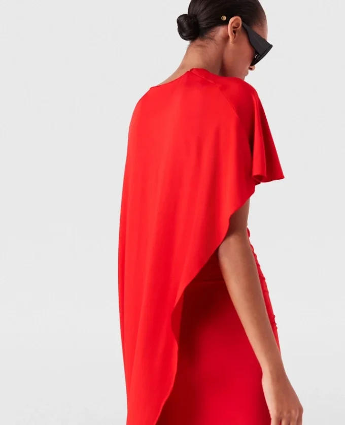 Asymmetrisk maxiklänning med cape Asymmetrisk maxiklänning med cape