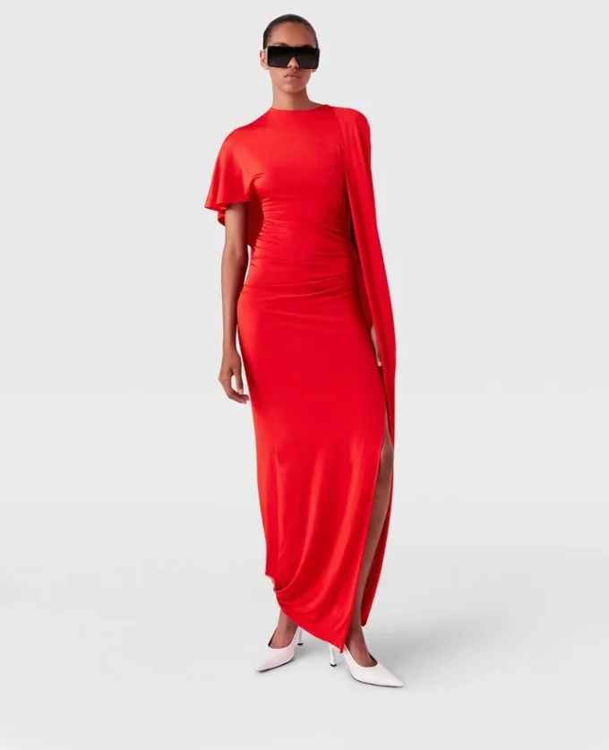 Asymmetrisk maxiklänning med cape Asymmetrisk maxiklänning med cape