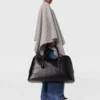 Asymmetrisk poncho med hög hals i stickat