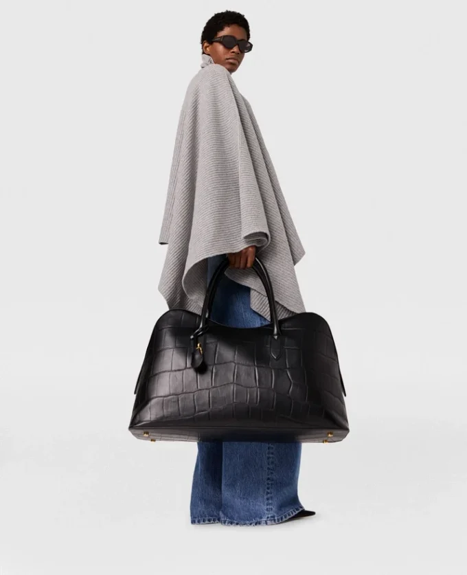 Asymmetrisk poncho med hög hals i stickat