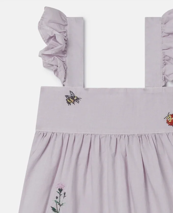 Blommig broderad ärmlös klänning Blommig broderad ärmlös klänning