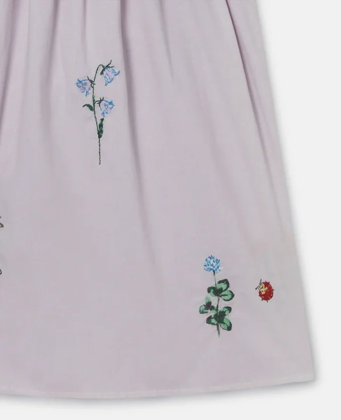 Blommig broderad ärmlös klänning Blommig broderad ärmlös klänning