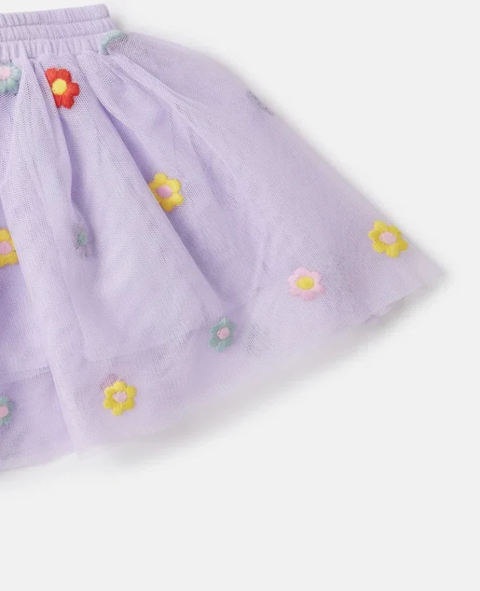 Blommig broderad tyllkjol