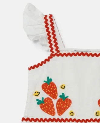 Broderad topp med korta ärmar och jordgubbsmotiv