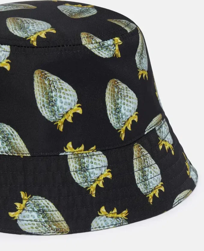 Bucket hat i regenererad nylon med jordgubbsmönster Bucket hat i regenererad nylon med jordgubbsmönster
