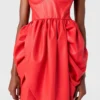 Bustier-top med rynkad omlottminiklänning Bustier-top med rynkad omlottminiklänning