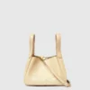 Crossbody-väska med dubbla handtag och logotyp Crossbody-väska med dubbla handtag och logotyp