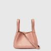 Crossbody-väska med dubbla handtag och logotyp Crossbody-väska med dubbla handtag och logotyp