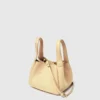 Crossbody-väska med dubbla handtag och logotyp Crossbody-väska med dubbla handtag och logotyp