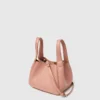 Crossbody-väska med dubbla handtag och logotyp Crossbody-väska med dubbla handtag och logotyp