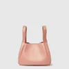 Crossbody-väska med dubbla handtag och logotyp Crossbody-väska med dubbla handtag och logotyp