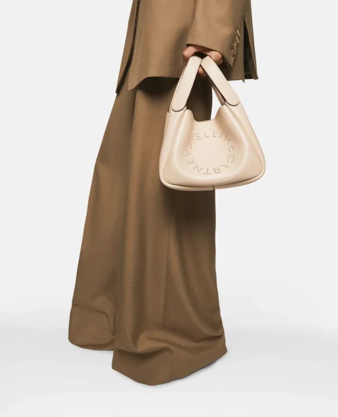 Crossbody-väska med dubbla handtag och logotyp Crossbody-väska med dubbla handtag och logotyp