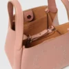Crossbody-väska med dubbla handtag och logotyp Crossbody-väska med dubbla handtag och logotyp