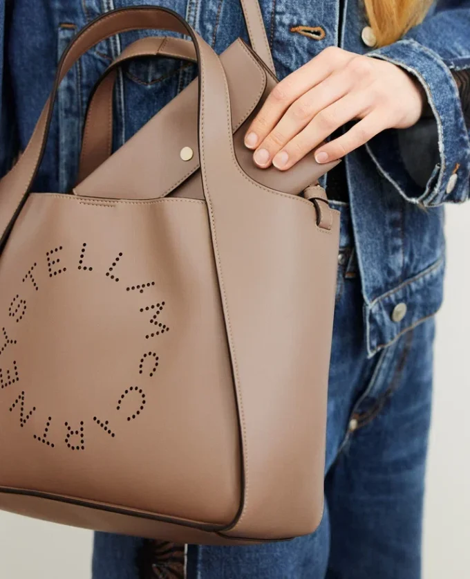 Crossbody-väska med logotyp Crossbody-väska med logotyp