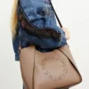 Crossbody-väska med logotyp Crossbody-väska med logotyp