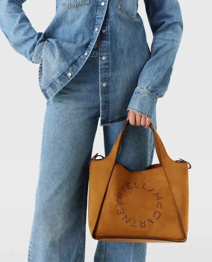 Crossbody-väska med logotyp och handtag