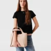 Crossbody-väska med logotyp och handtag