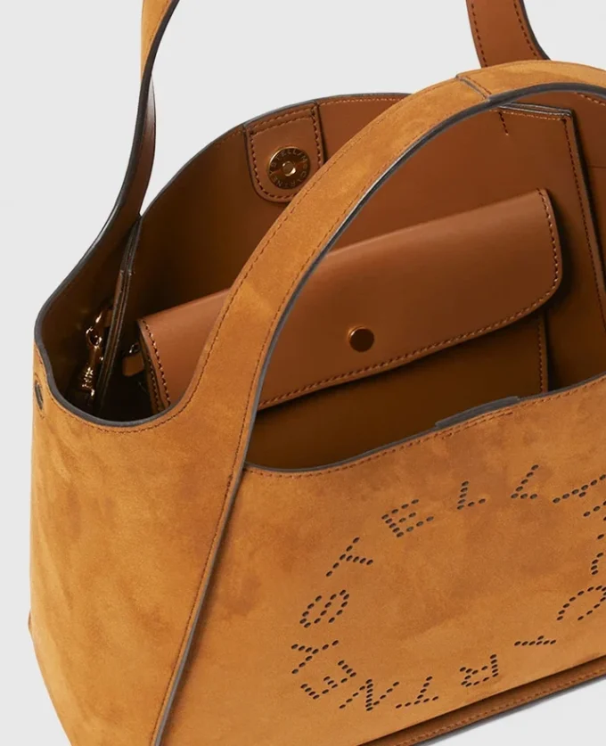 Crossbody-väska med logotyp och handtag