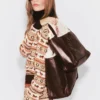 Crossbody-väska med logotyp och plyschfoder Crossbody-väska med logotyp och plyschfoder