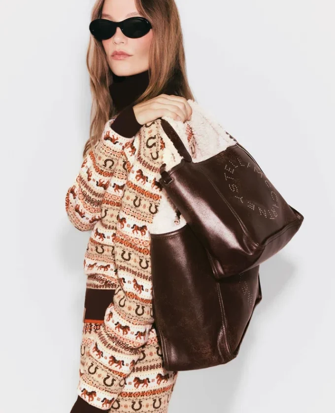 Crossbody-väska med logotyp och plyschfoder Crossbody-väska med logotyp och plyschfoder