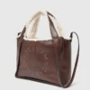 Crossbody-väska med logotyp och plyschfoder Crossbody-väska med logotyp och plyschfoder