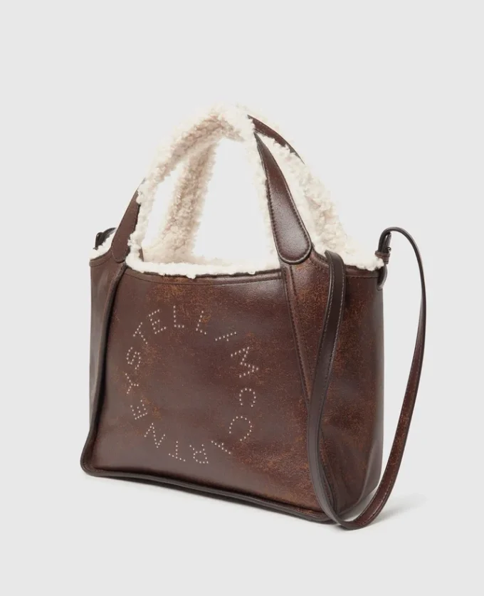 Crossbody-väska med logotyp och plyschfoder Crossbody-väska med logotyp och plyschfoder