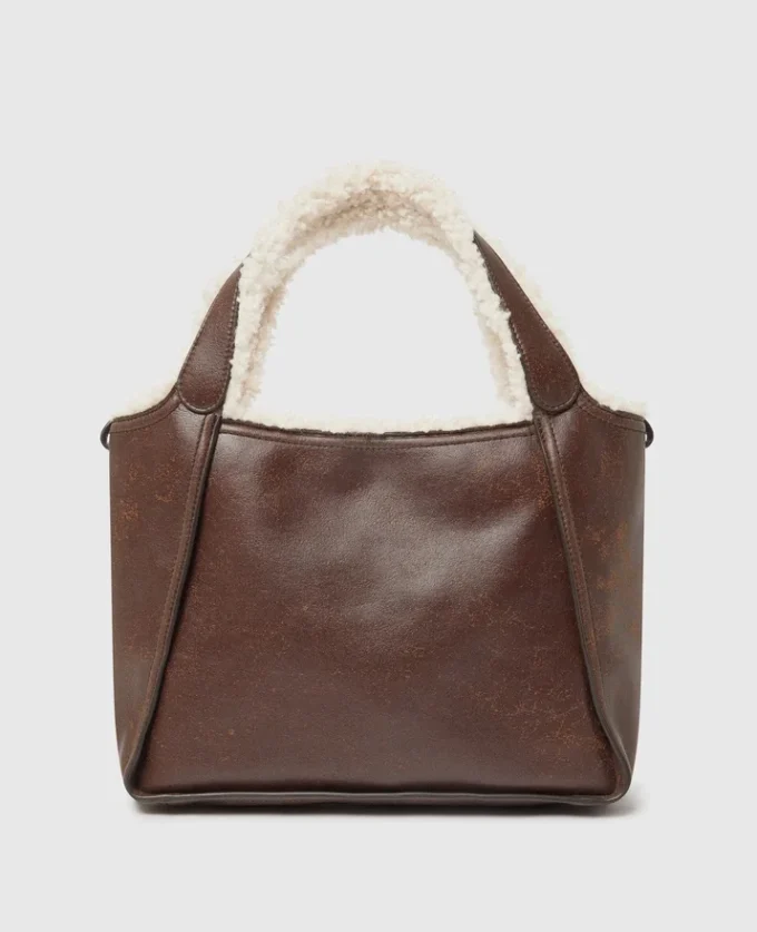 Crossbody-väska med logotyp och plyschfoder Crossbody-väska med logotyp och plyschfoder