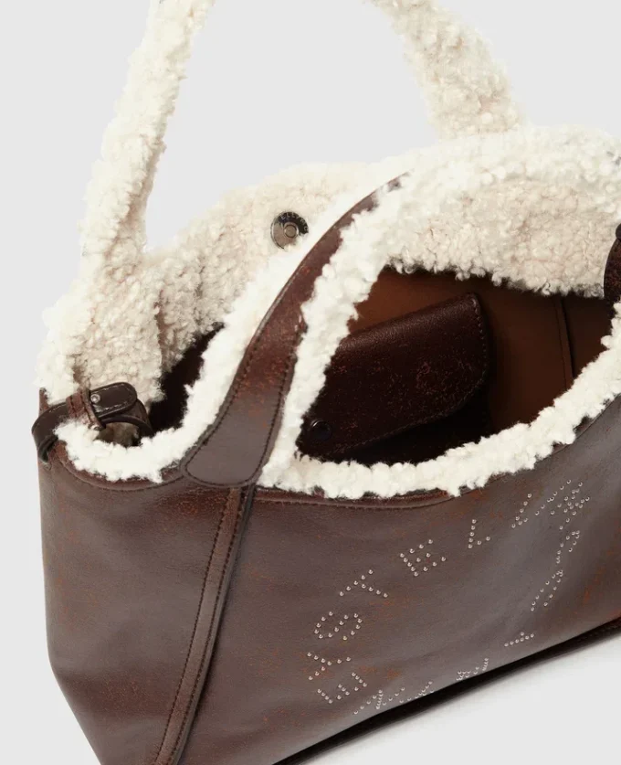 Crossbody-väska med logotyp och plyschfoder Crossbody-väska med logotyp och plyschfoder
