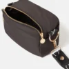 Crossbody-väska med logotyptape Crossbody-väska med logotyptape
