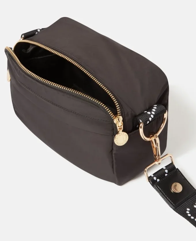 Crossbody-väska med logotyptape Crossbody-väska med logotyptape