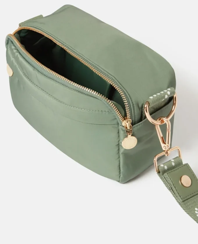 Crossbody-väska med logotyptape Crossbody-väska med logotyptape