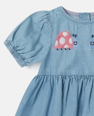 Denimklänning med broderad nyckelpiga