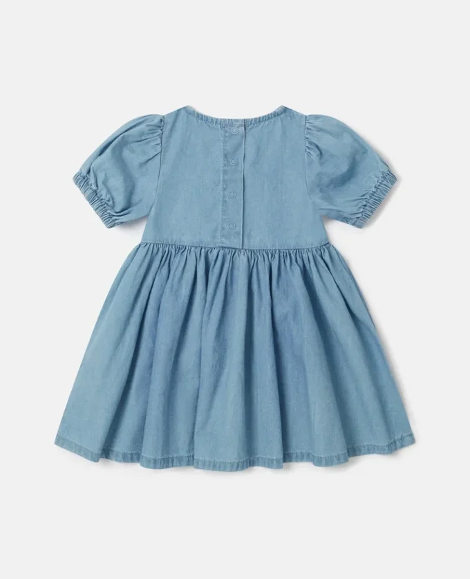 Denimklänning med broderad nyckelpiga Denimklänning med broderad nyckelpiga