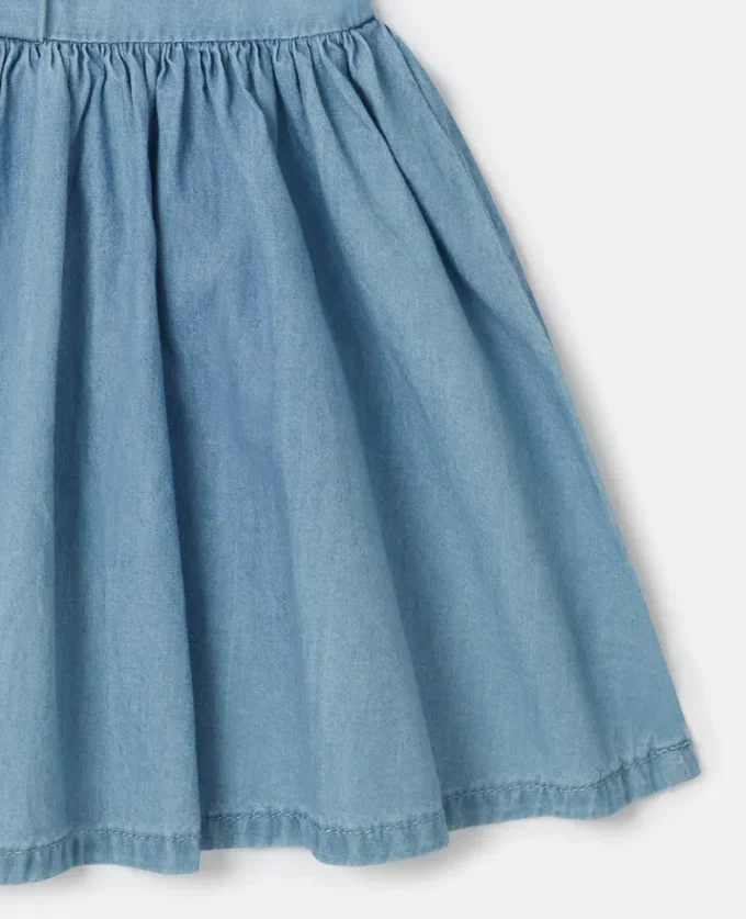 Denimklänning med broderad nyckelpiga Denimklänning med broderad nyckelpiga