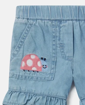 Denimshorts med broderad nyckelpiga
